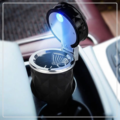 LED pepeljara za auto sa poklopcem — otvorena u držaču za čaše, plava LED dioda upaljena