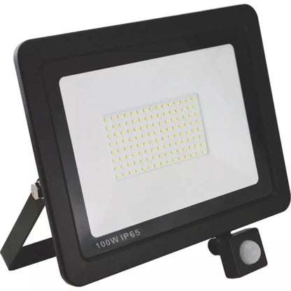 led reflektor sa senzorom pokreta 100w u crnom tankom kućištu sa oznakom IP65