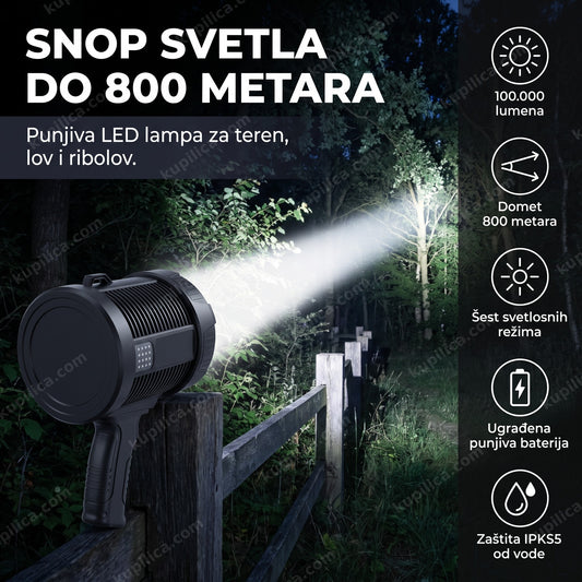 LED ručni reflektor osvetljava šumski teren u mraku