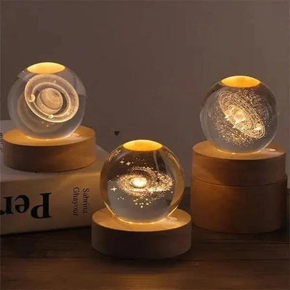tri kristalne lumaball kugle sa različitim svemirskim motivima