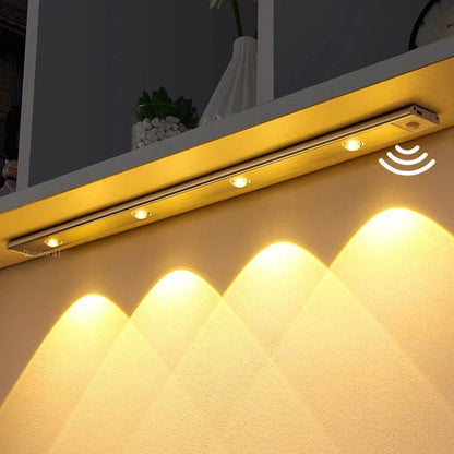 led traka sa senzorom osvetljava zid pored police sa cvećem