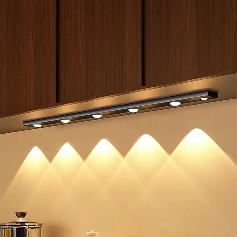 led traka ispod kuhinjskog ormarića osvetljava radnu površinu