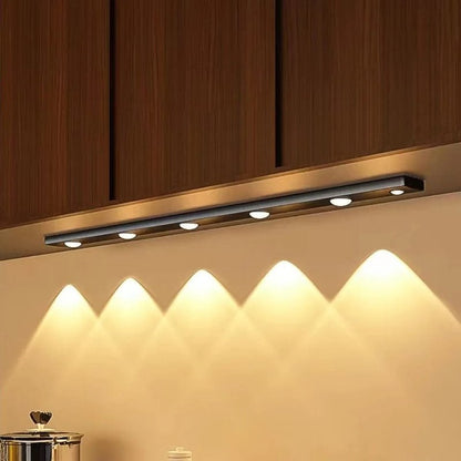 led traka ispod kuhinjskog ormarića osvetljava radnu površinu