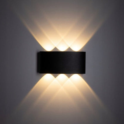 Crno kućište zidne lampe Arrow iz bočnog ugla