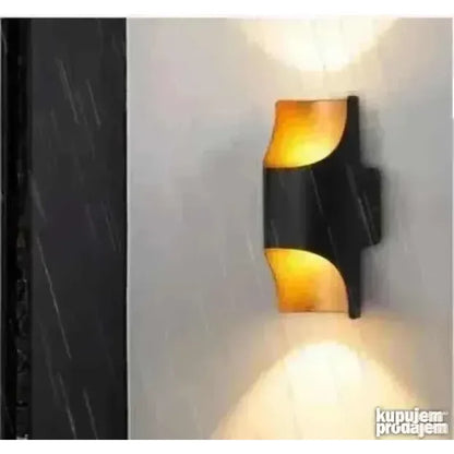 crna lampa za fasadu na spoljnom zidu tokom kiše