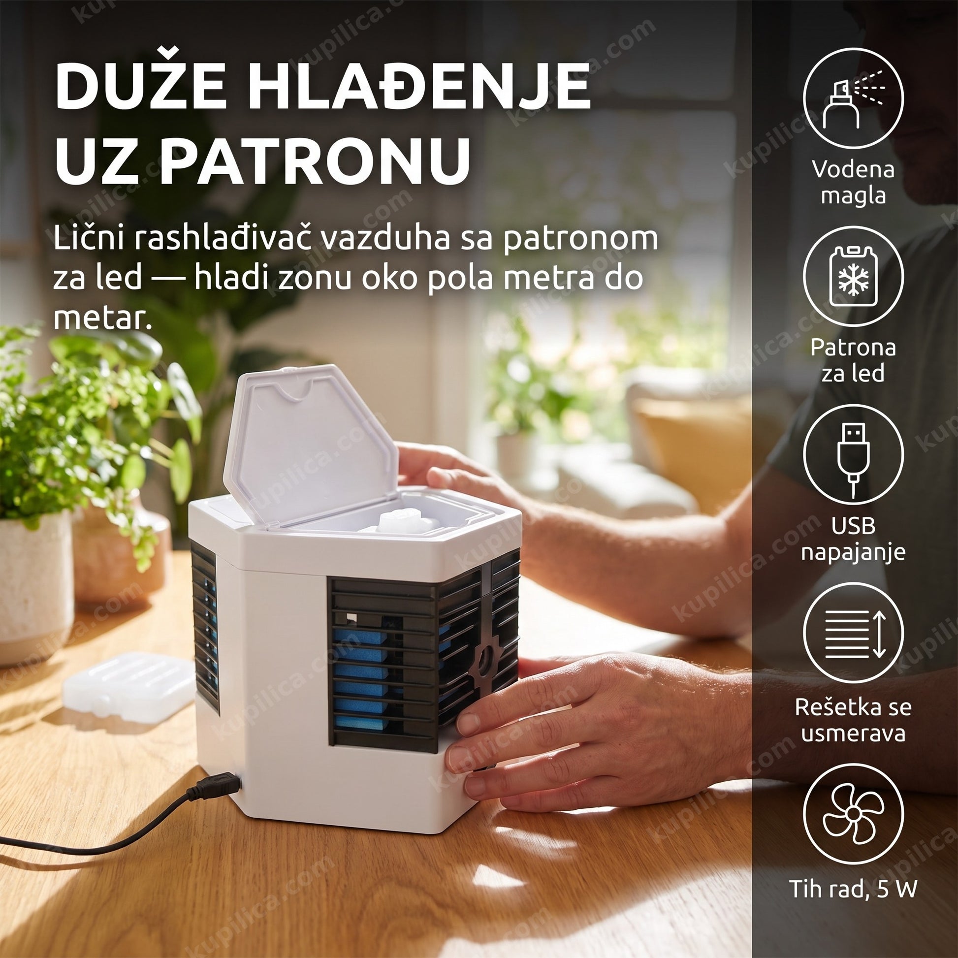 Mini klima Arctic Cool UltraPro — odrasla osoba radi za stolom ispred rashlađivača vazduha sa patronom za led i USB napajanjem