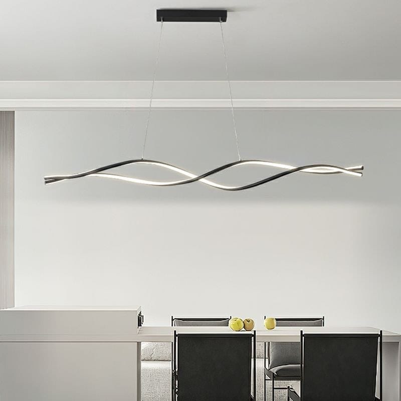 crni linijski luster postavljen iznad kuhinjskog ostrva