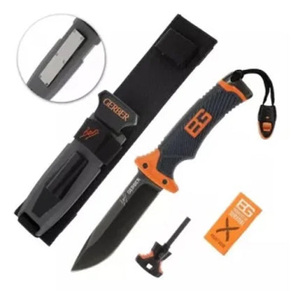 detalj otvora za oštrenje na futroli pored noža Gerber Bear Grylls