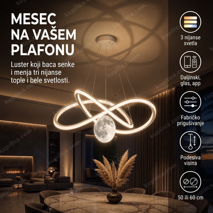 Luster u obliku meseca sa isprepletanim trakama koji baca senke na plafon dnevne sobe