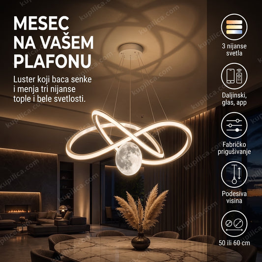 Luster u obliku meseca sa isprepletanim trakama koji baca senke na plafon dnevne sobe