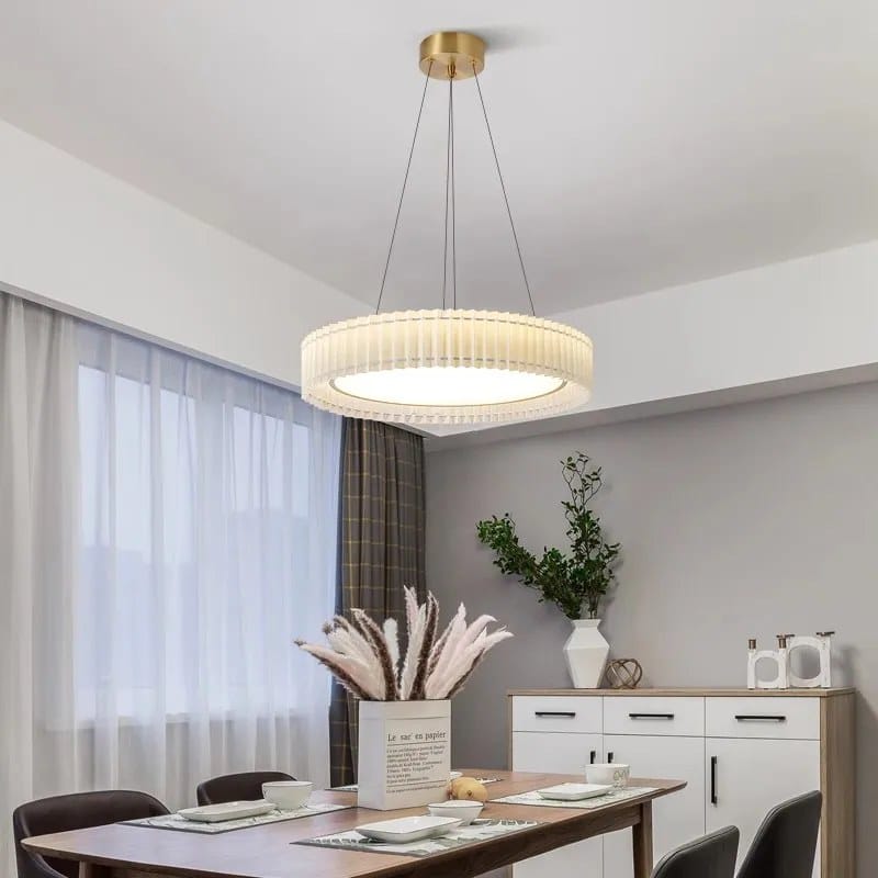 luster okačen iznad trpezarijskog stola u toploj svetlosti