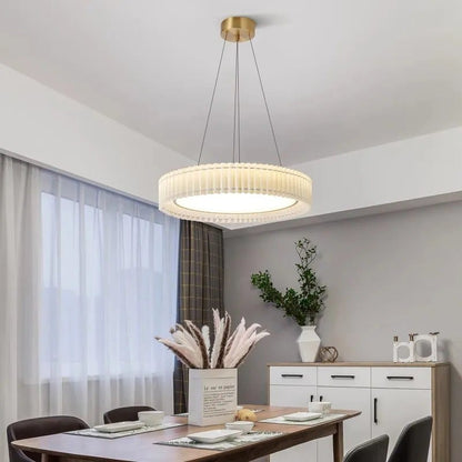 luster okačen iznad trpezarijskog stola u toploj svetlosti