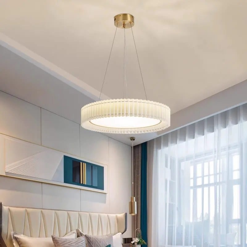 detalj nabranog tekstilnog abažura lustera izbliza