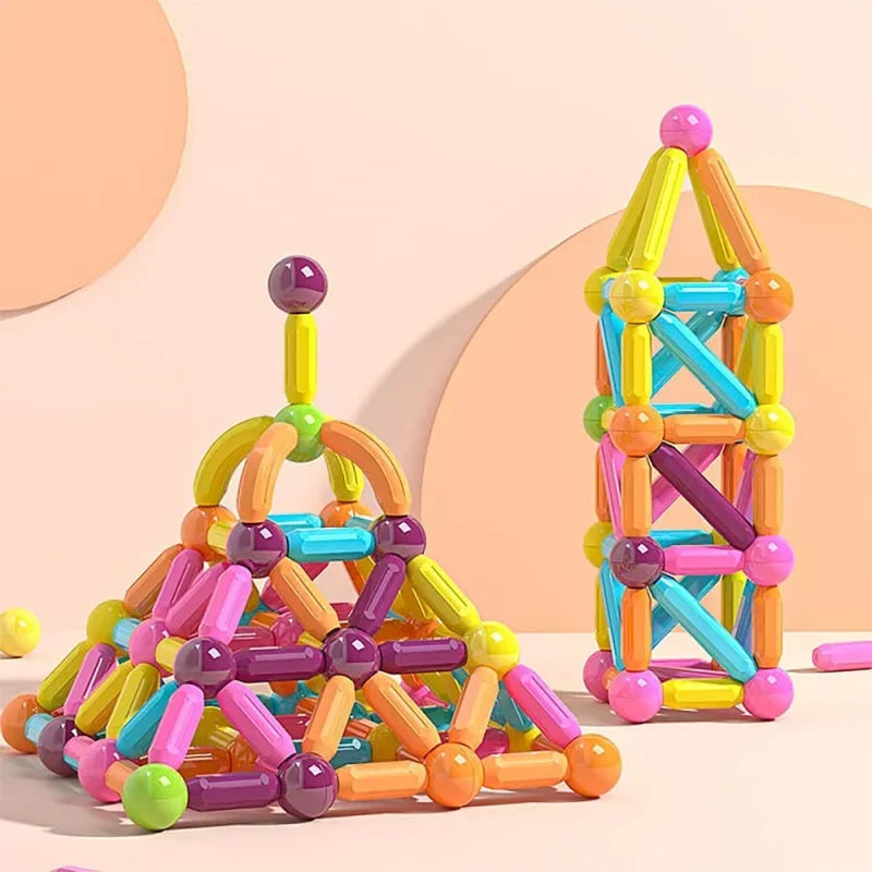 Dete gradi kocku od magnetnih štapića i čeličnih kuglica