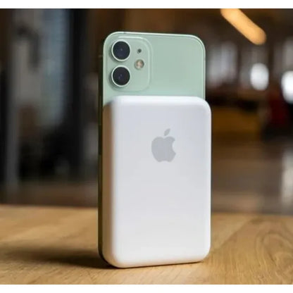 magsafe baterija 5000mah za iphone 14 pričvršćena na telefon na drvenom stolu