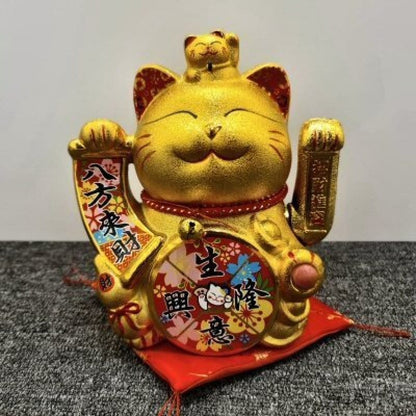 maneki-neko figura na baterije — zlatna mačka sa podignutom šapom