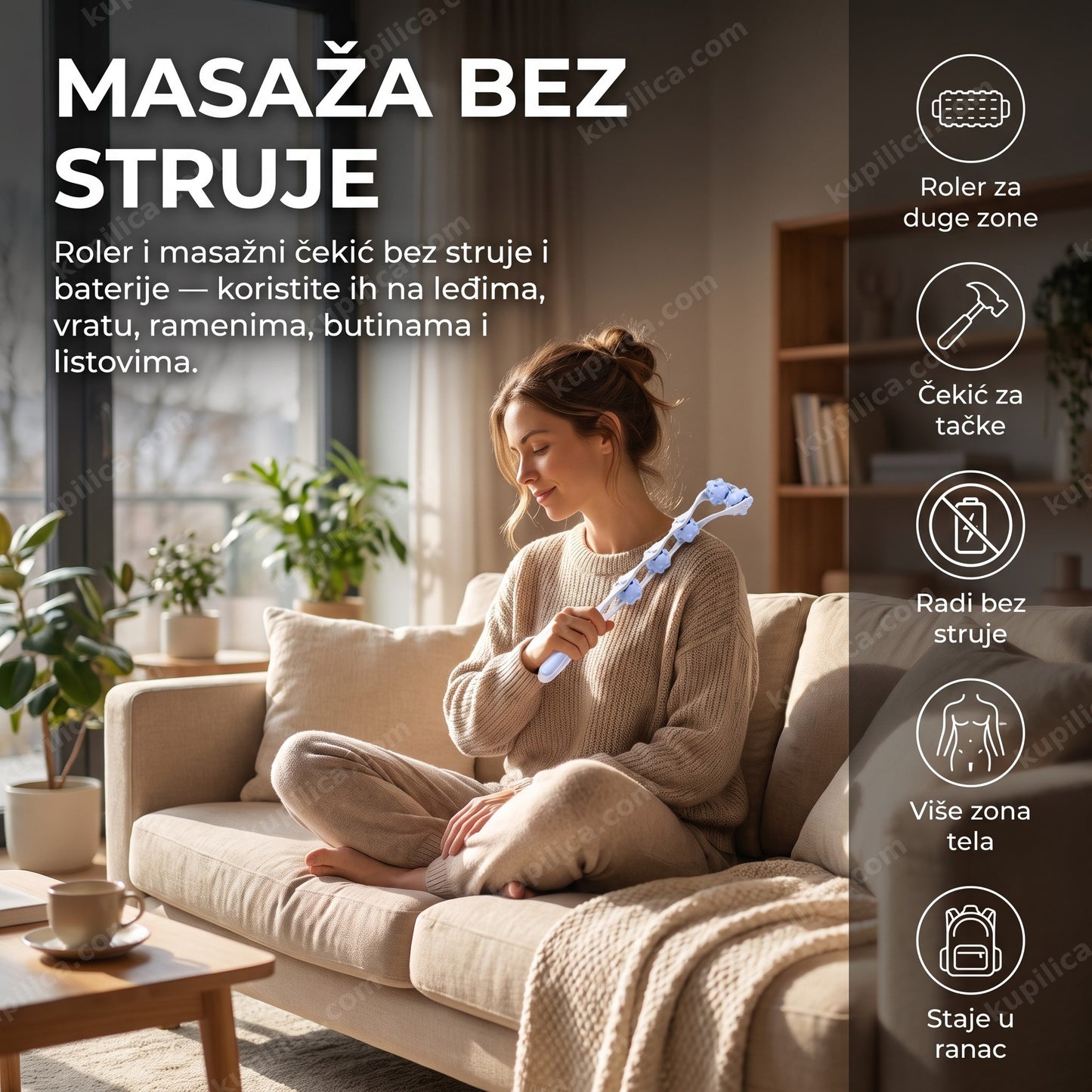 manualni masažer za leđa i ramena — žena masira rame rolerom i čekićem kod kuće, radi bez struje i baterije, roler i masažni čekić u jednom alatu