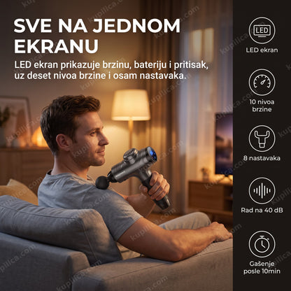 masažni pištolj — muškarac uveče na kauču masira rame uređajem RAEMAO X6 sa LED ekranom, deset nivoa brzine, osam nastavaka
