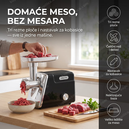 mašina za mlevenje mesa — punjenje mesa u mašinu na kuhinjskom stolu, tri rezne ploče