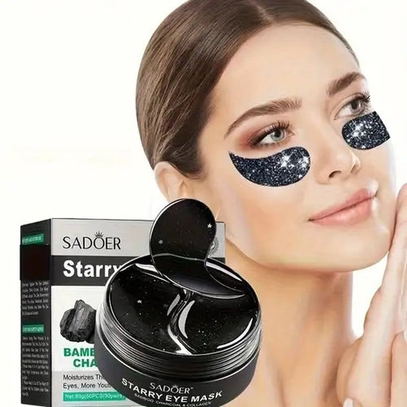 devojka nosi svetlucave flastere maske za oči sa bambusovim ugljem, tegla u prvom planu
