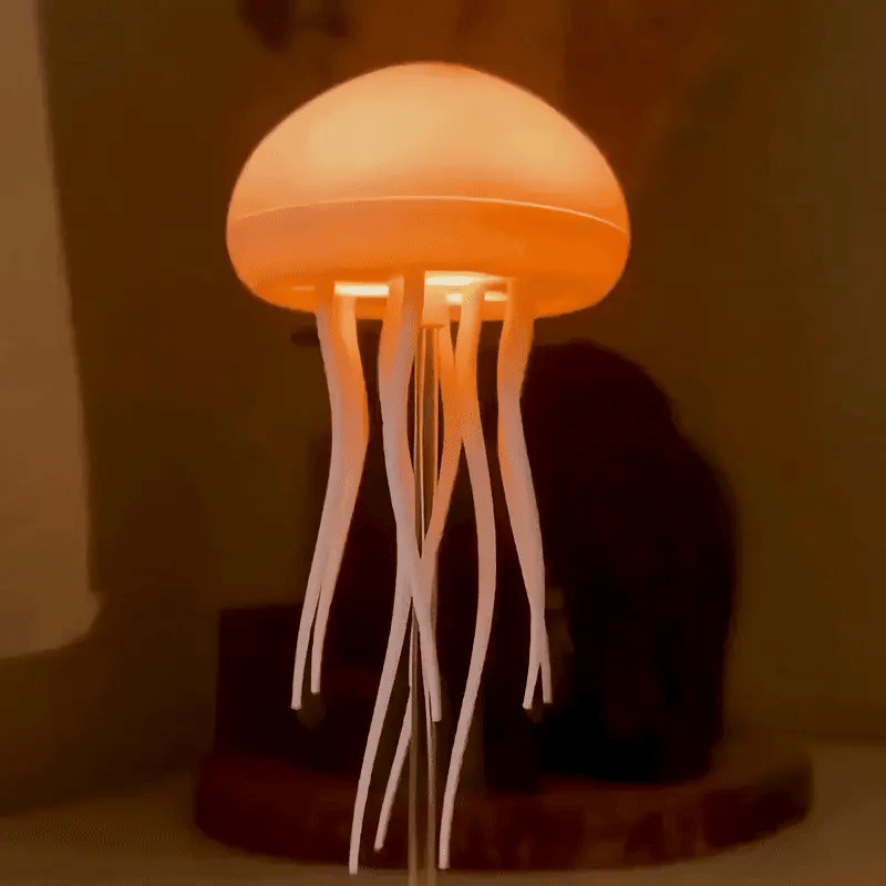 meduza lampa upaljena na noćnom stočiću u prigušenom ambijentalnom svetlu