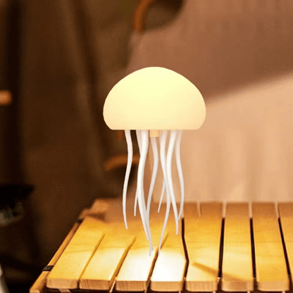 silikonska lampa u obliku meduze na drvenoj klupi sa letvicama