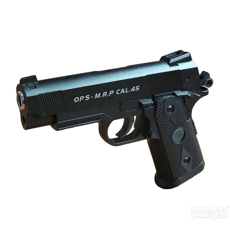 airsoft pistolj C9 pored sanzera i kesice kuglica na stolu