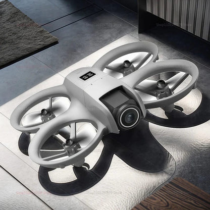 mini dron sa kamerom za početnike sleće na pločice pored tepiha u dnevnoj sobi