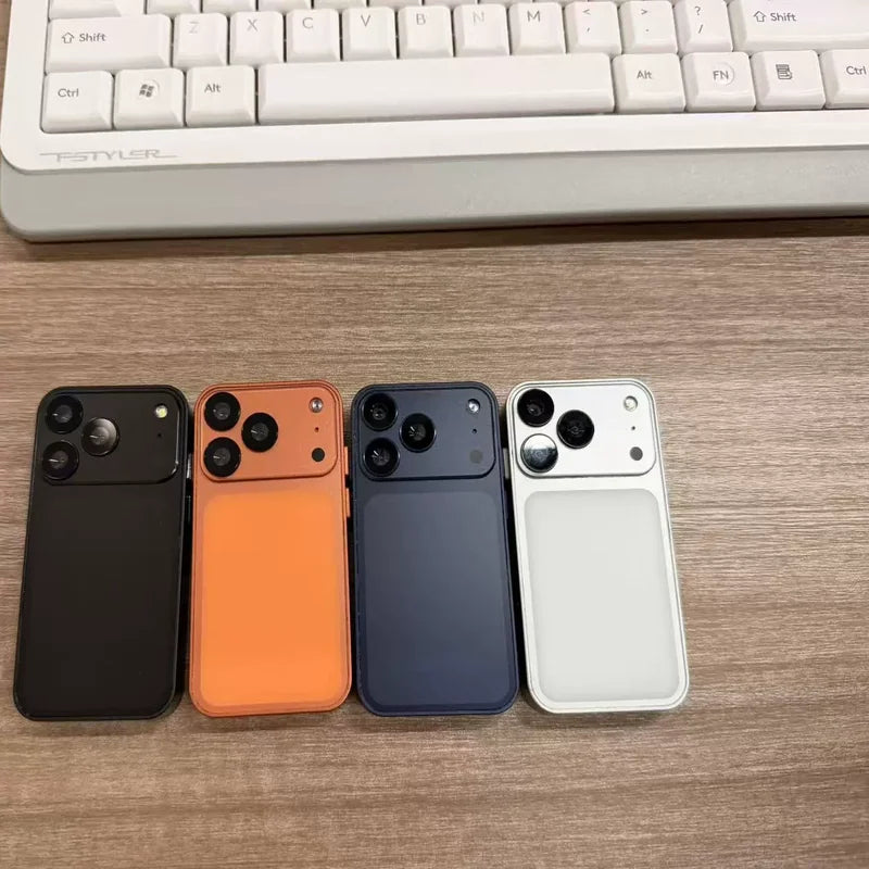 četiri mini pametna telefona u različitim bojama na stolu