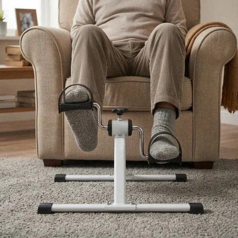 stopala na pedalama bicikla za vežbanje u dnevnoj sobi