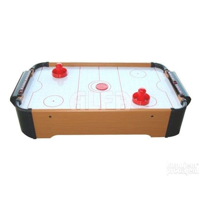 dvoje dece igra mini hokej na baterije za kuhinjskim stolom