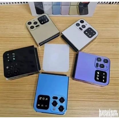 pet mini telefona na preklop u zlatnoj, beloj, crnoj, ljubičastoj i plavoj boji na stolu