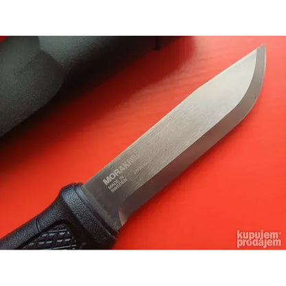 krupni plan sečiva sa natpisom morakniv i stainless