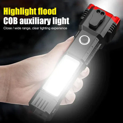 ruka drži lampu sa uključenim bočnim COB svetlom širokog snopa