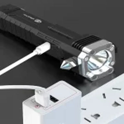lampa priključena na punjač pored belog adaptera sa utičnicama na stolu
