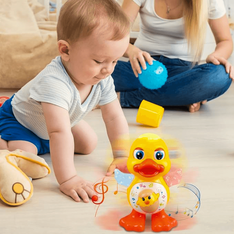 beba puzi ka pačetu na podu dok se majka igra loptom u pozadini