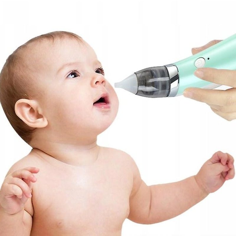 zeleni nosni aspirator prislonjen uz nos bebe tokom čišćenja