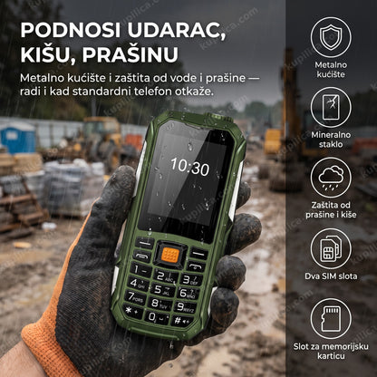 neuništivi telefon dual sim u ruci sa zaštitnom rukavicom na gradilištu po kiši