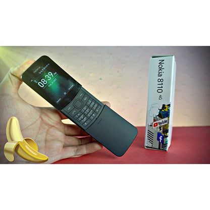 ruka drži nokia 8110 banana telefon pored originalne kutije i plastične banane