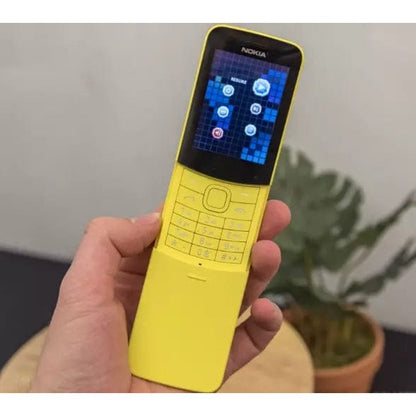 žuti nokia 8110 banana telefon u ruci sa ikonicama aplikacija na ekranu