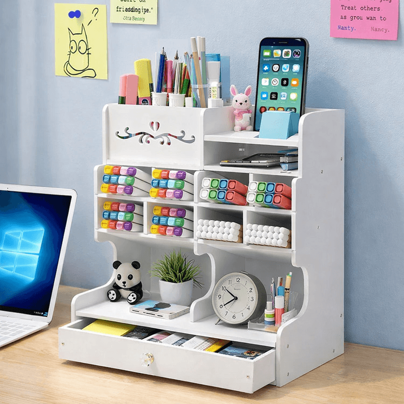 organizator sa pregradama za markere, telefon i plišanu pandu na stolu