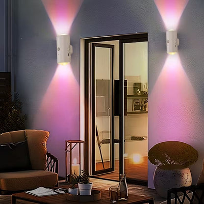 led lampe sa senzorom pokreta rgb osvetljavaju terasu pored staklenih vrata noću