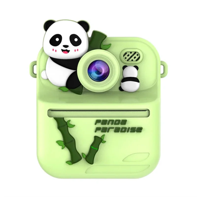 dete drži odštampanu crno-belu fotografiju pored panda fotoaparata