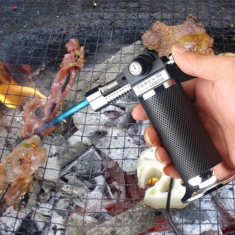 plinski mini brener sa plavim plamenom peče meso na rešetki iznad žara