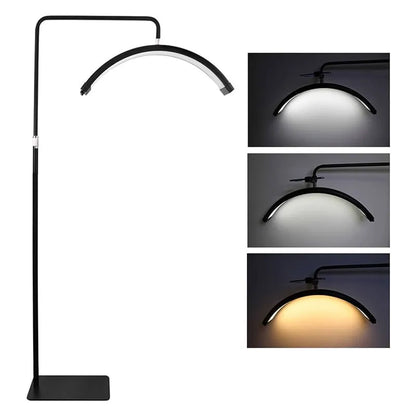 podna lampa polumesec upaljena u hladnom tonu svetla