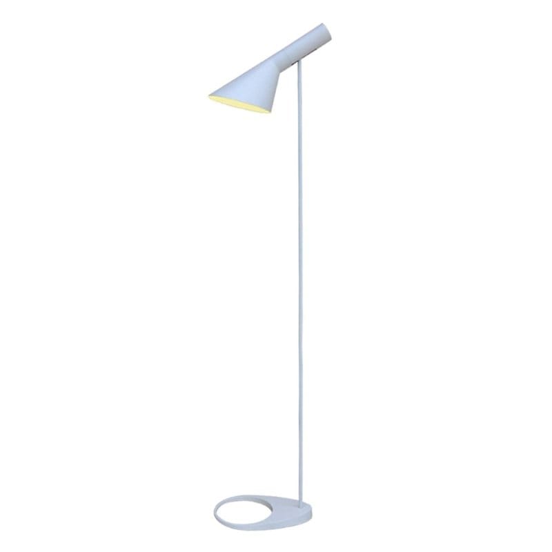 crna retro podna lampa u uglu dnevne sobe uz fotelju