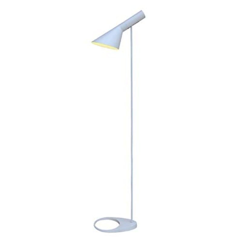 bela podna lampa sa nagnutim abažurom u spavaćoj sobi