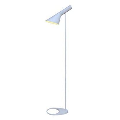 bela podna lampa sa nagnutim abažurom u spavaćoj sobi