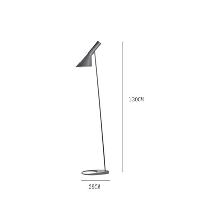 podna lampa u crnoj boji u industrijskom enterijeru