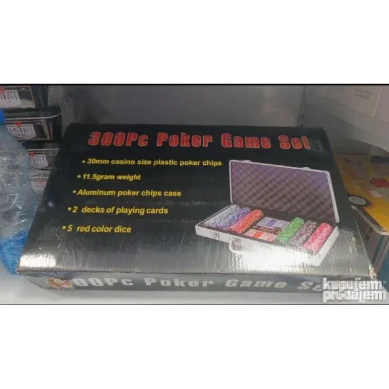 Otvoren aluminijumski kofer sa žetonima raspoređenim po bojama